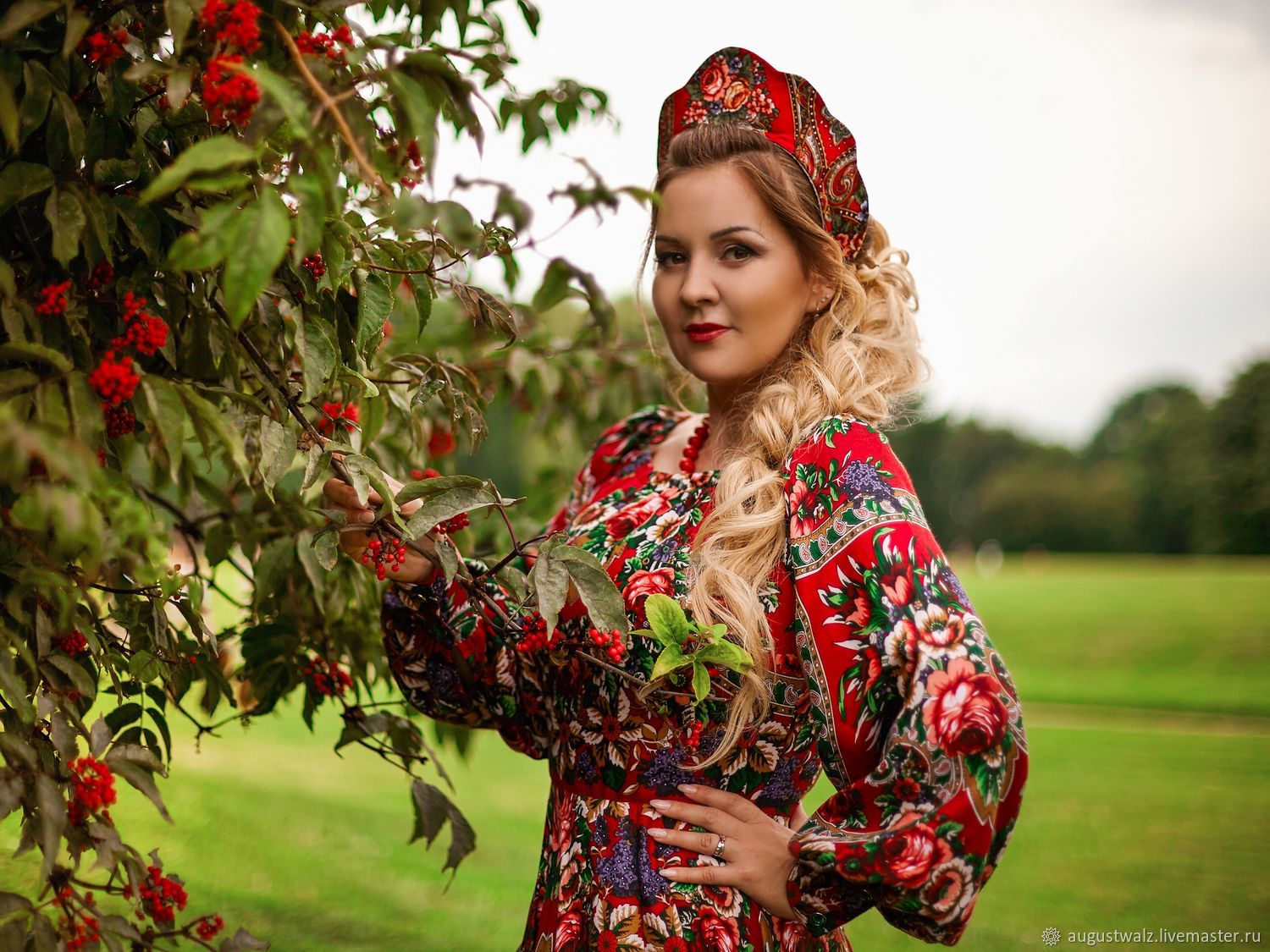 Women in Slavic costumes in Khulna
