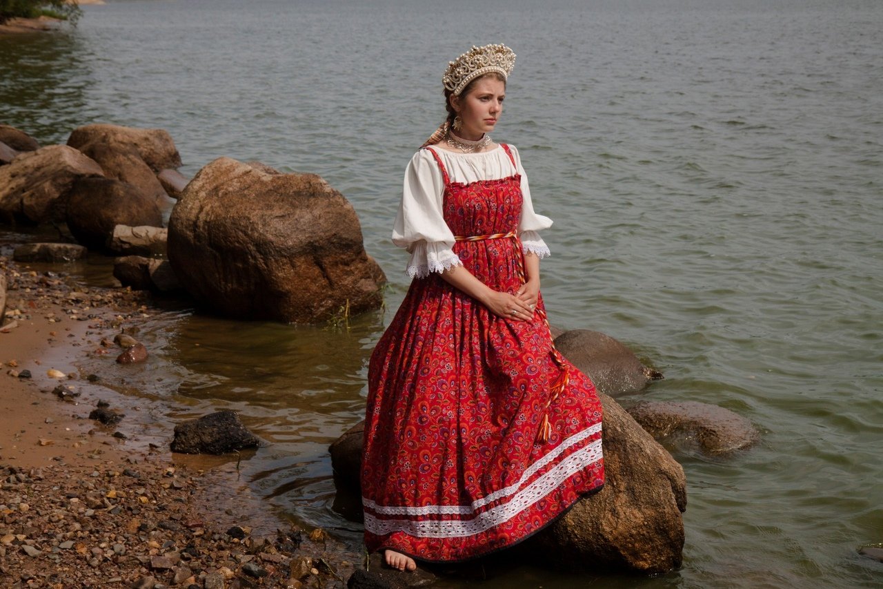 Women in Slavic costumes in Khulna
