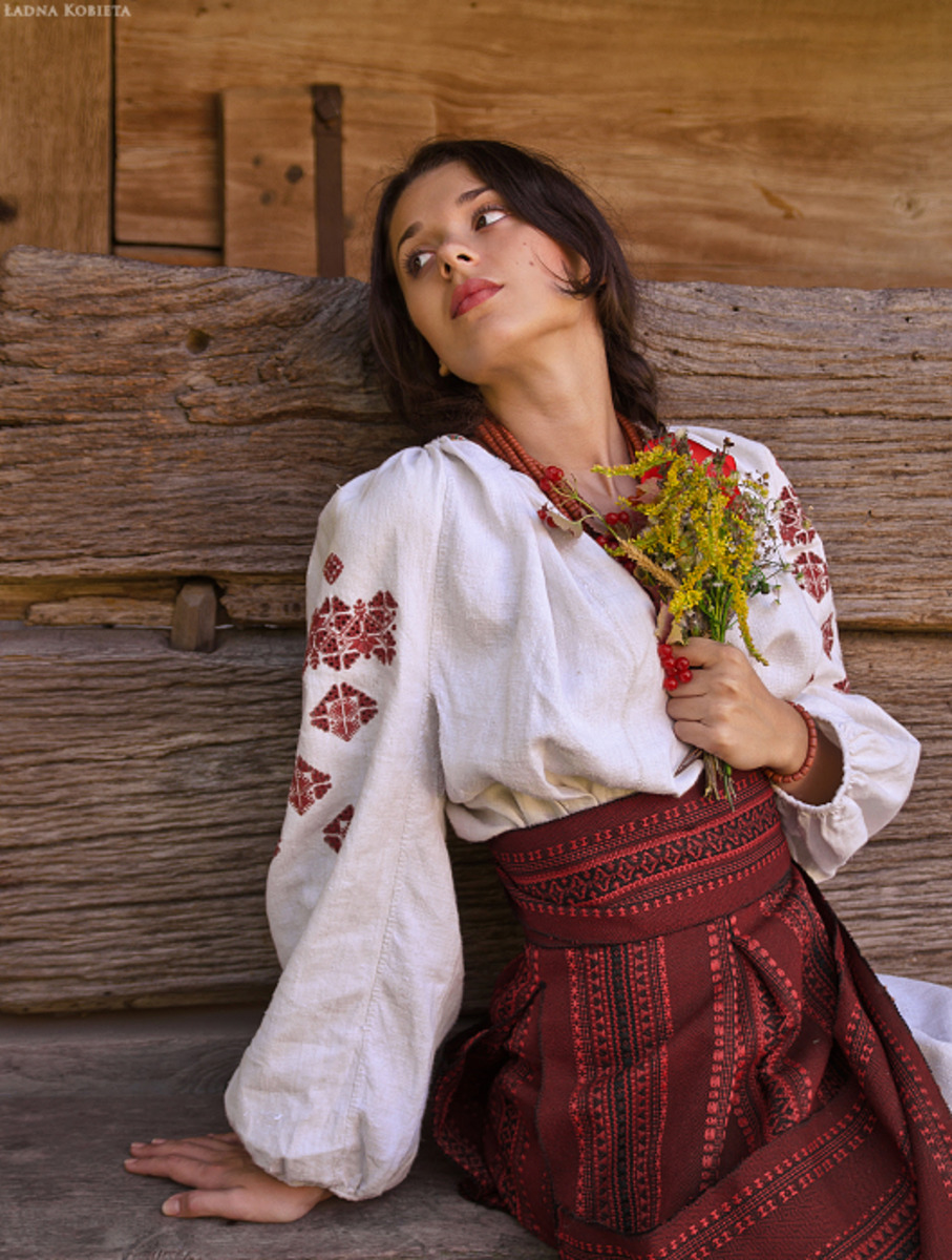 Girls in Slavic costumes in Khulna