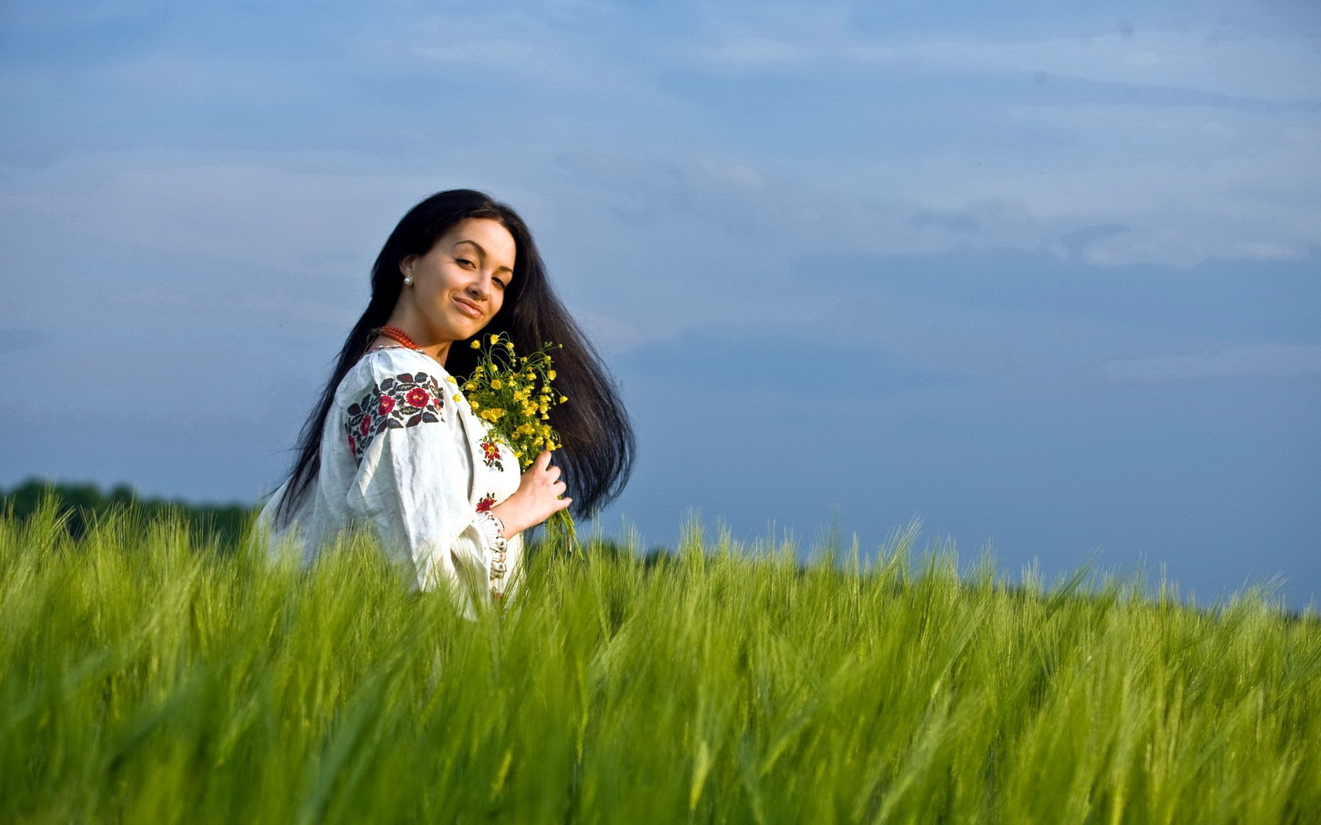 Girls in Slavic costumes in Khulna