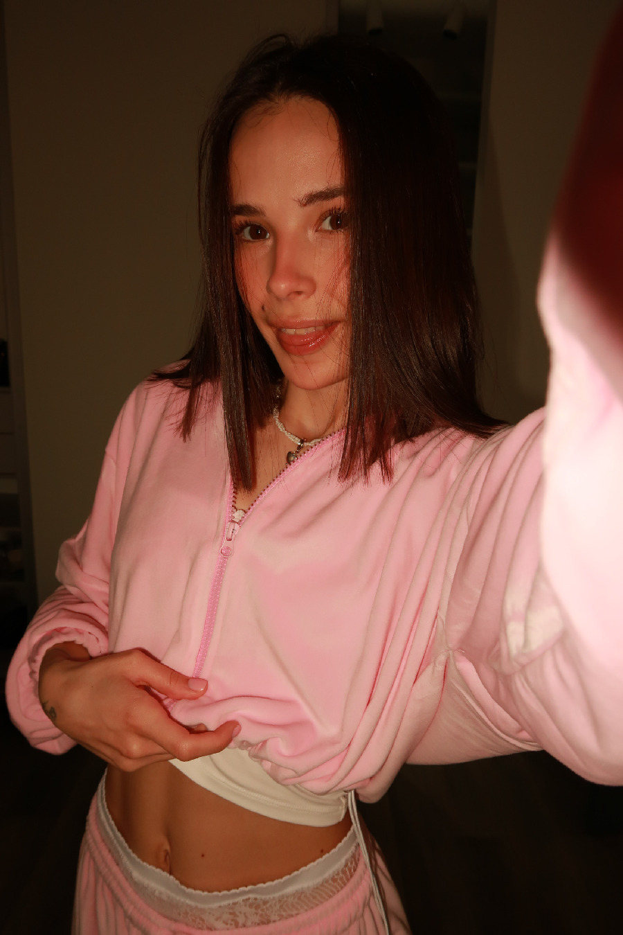 Tina brings the glow — live moments in Khulna